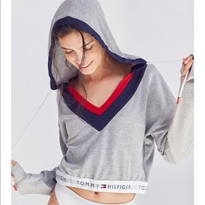 Tommy Hilfiger x UO Sweatshirt